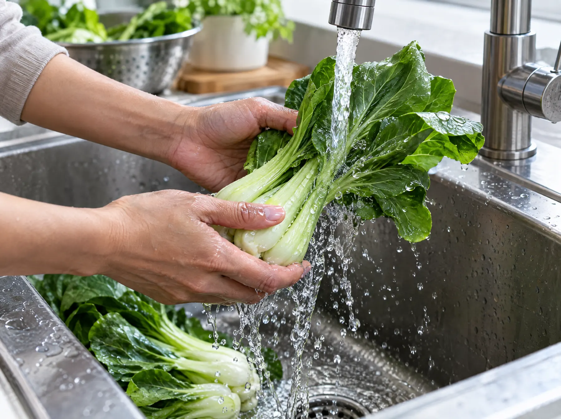 Manos lavando verduras bajo el chorro de la llave